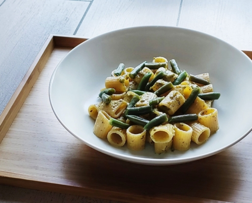 Mezze maniche con pesto e fagiolini